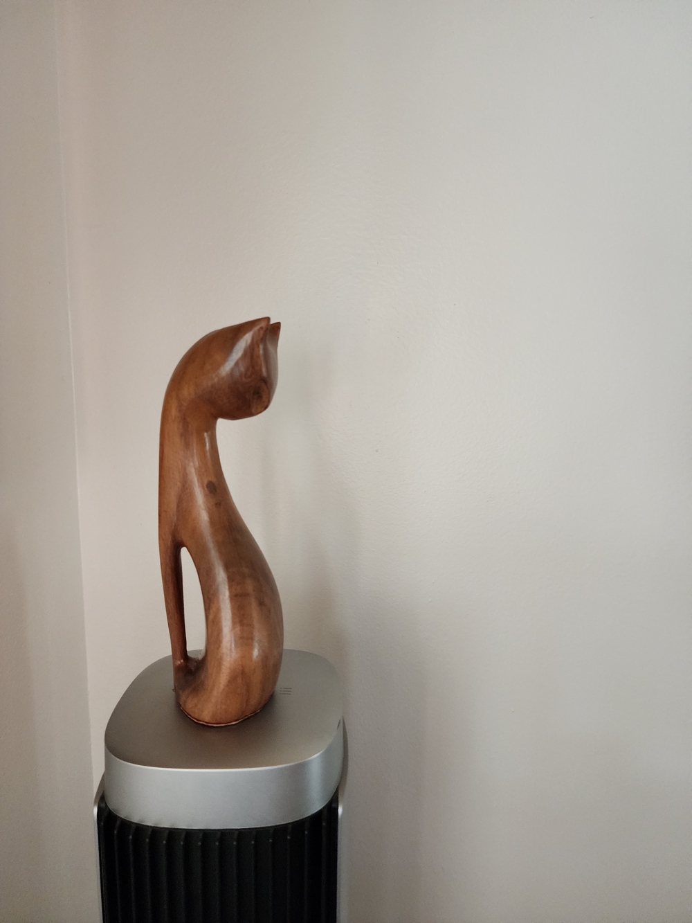 MCM Carved Wooden Cat Sculpture - Warm Brown Finish - Picture 4 of 8